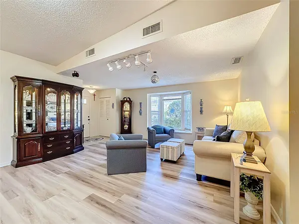 5611 GARDEN LAKES DR, Bradenton, FL 34203