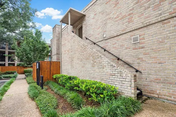 4637 Wild Indigo ST #489, Houston, TX 77027