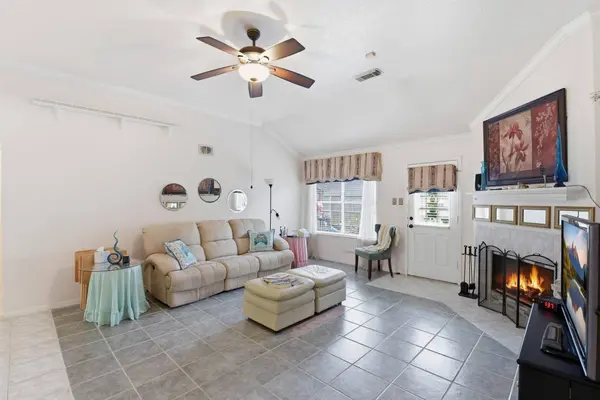 1818 Kemah Oaks DR, Kemah, TX 77565