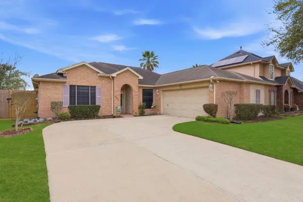 1818 Kemah Oaks DR, Kemah, TX 77565