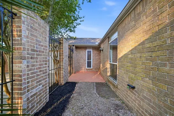 15826 Dunmoor DR, Houston, TX 77059