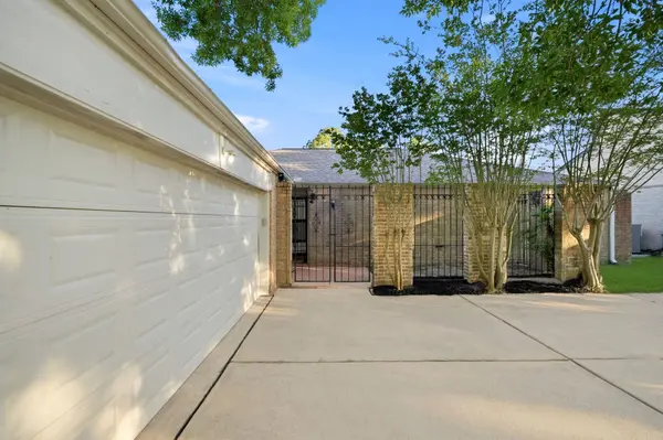 15826 Dunmoor DR, Houston, TX 77059