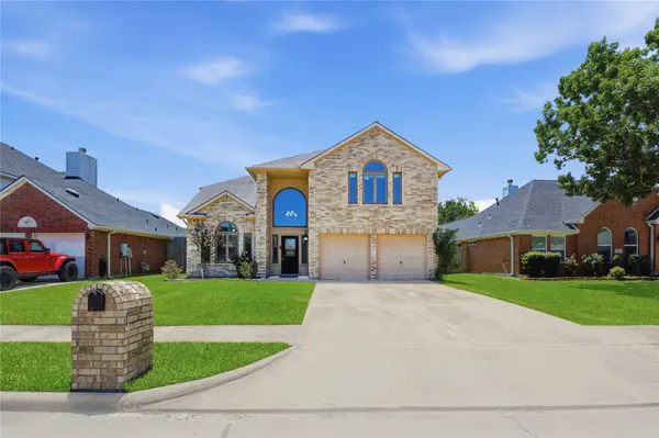 321 Spencer LNDG W, La Porte, TX 77571