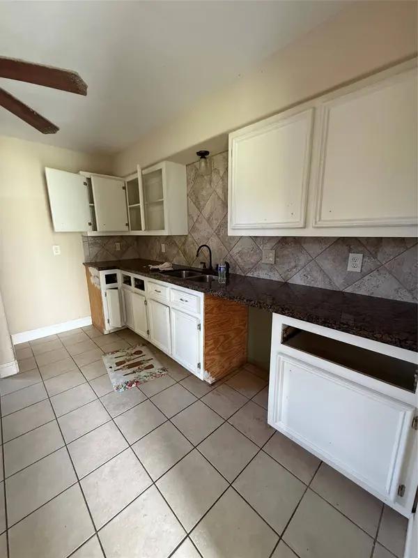 627 Baywood ST, La Porte, TX 77571