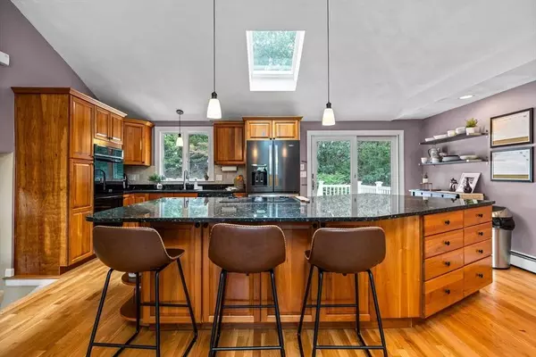 27 Blueberry Hill Rd, Woburn, MA 01801