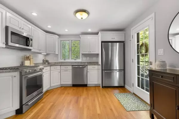 42 Mill St, Burlington, MA 01803