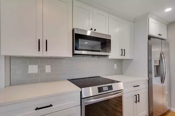 34 Irving Dr, Walpole, MA 02081