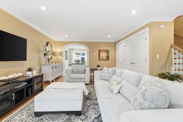 9 Cottage St #9, Woburn, MA 01801