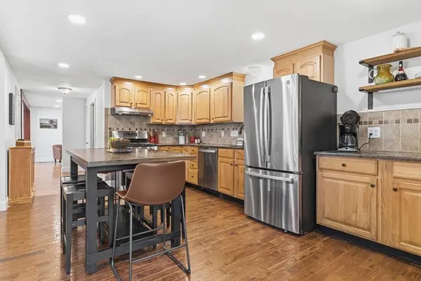 10 Great Pines Ave, Burlington, MA 01803