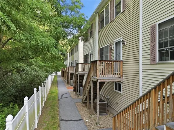 37 Glenn Ave #15, Chelmsford, MA 01824