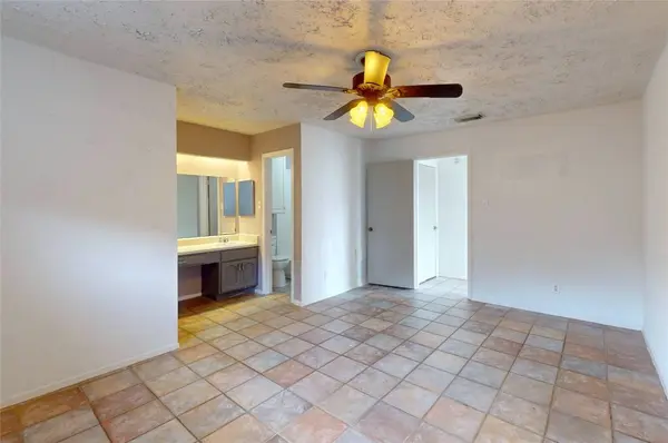 2711 Heritage Colony DR, Webster, TX 77598