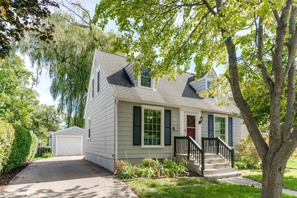 221 N Prairie AVE