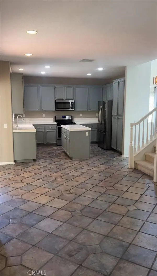 28252 Cedar LN, Saugus, CA 91350