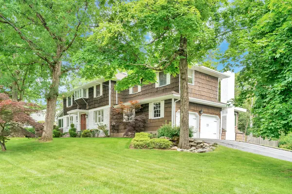 22 Stone Dr, West Orange, NJ 07052-1334