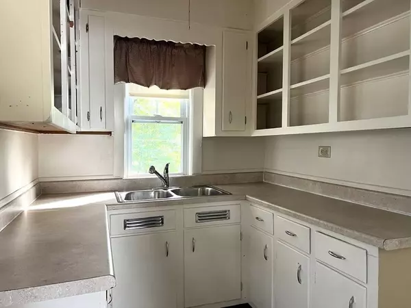 1106 Pleasant St, Worcester, MA 01602