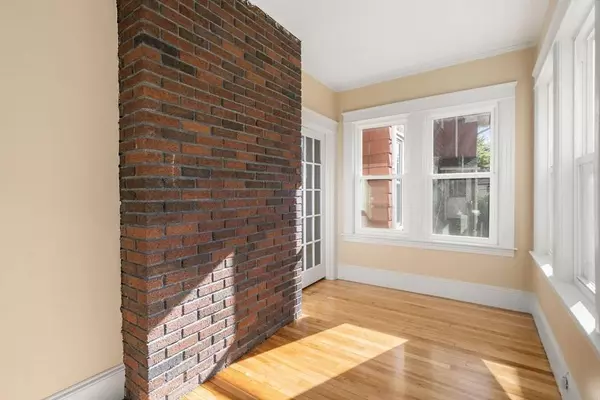 53 Howland Ter, Worcester, MA 01602