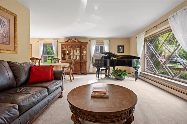 7033 Wellauer DRIVE, Milwaukee, WI 53213