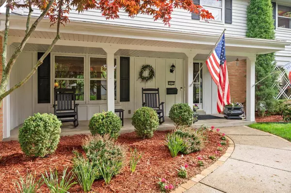 7033 Wellauer DRIVE, Milwaukee, WI 53213