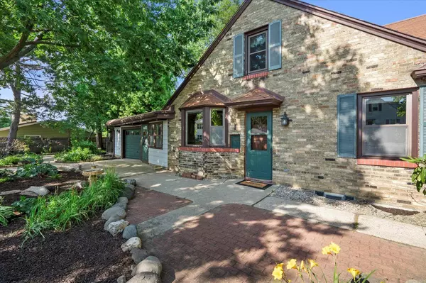 2828 E Crawford AVENUE, Saint Francis, WI 53235