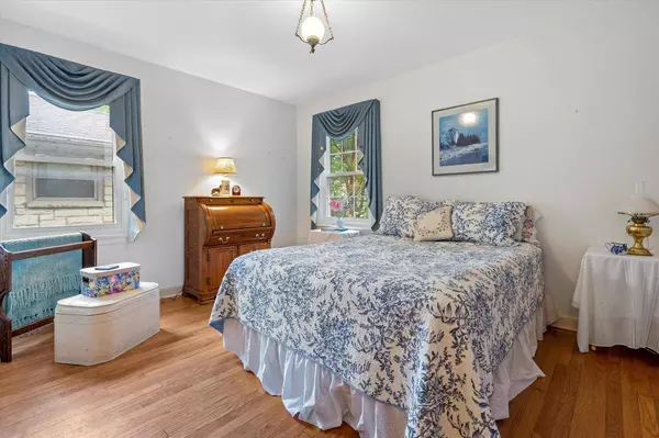 2828 E Crawford AVENUE, Saint Francis, WI 53235