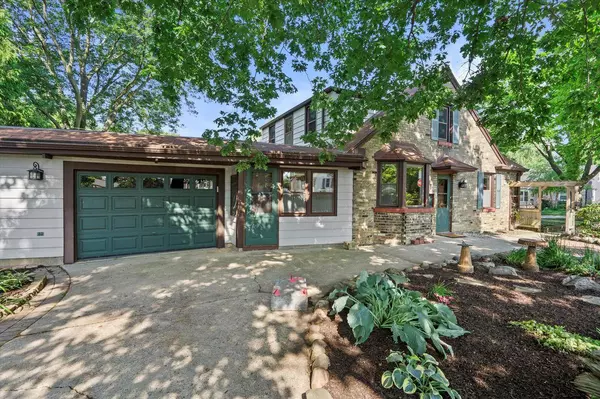 2828 E Crawford AVENUE, Saint Francis, WI 53235