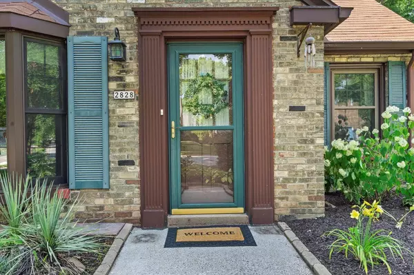 2828 E Crawford AVENUE, Saint Francis, WI 53235