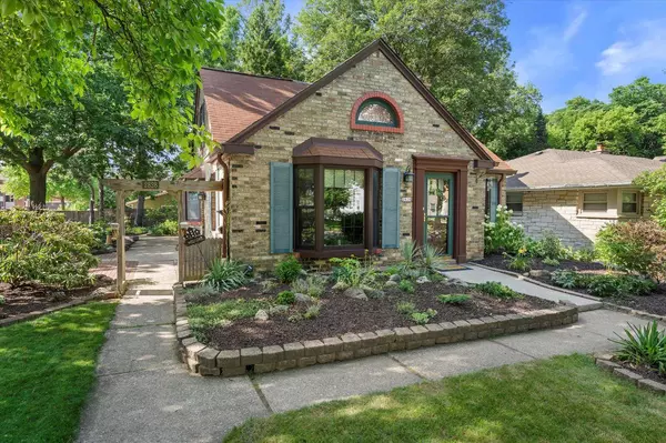 2828 E Crawford AVENUE, Saint Francis, WI 53235