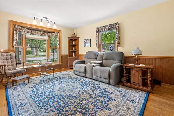 2828 E Crawford AVENUE, Saint Francis, WI 53235