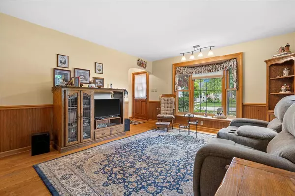 2828 E Crawford AVENUE, Saint Francis, WI 53235