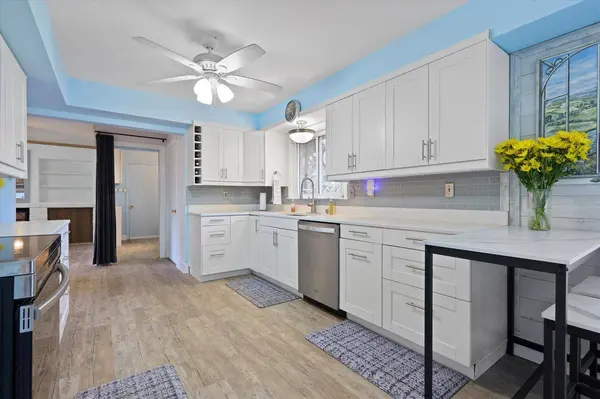 6120 W Lilly LANE, Mequon, WI 53092