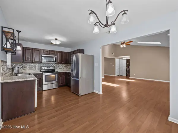 216 E Lakeridge LNDG, Jacksonville, NC 28546