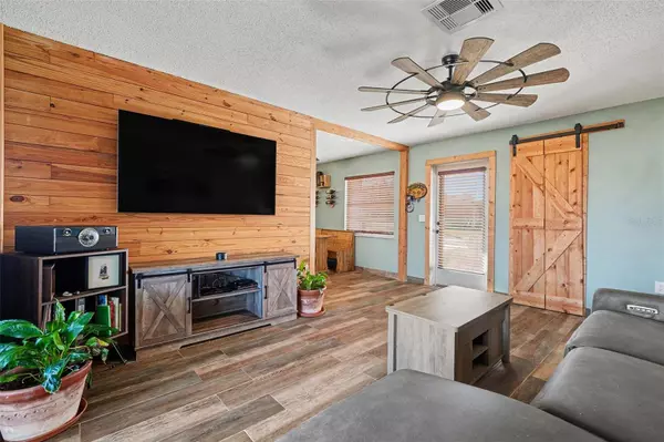 557 FLAME TREE DR, Apollo Beach, FL 33572