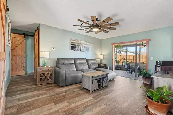 557 FLAME TREE DR, Apollo Beach, FL 33572