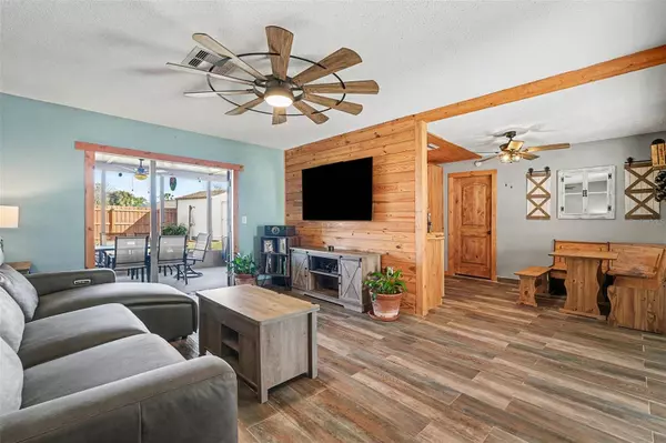 557 FLAME TREE DR, Apollo Beach, FL 33572