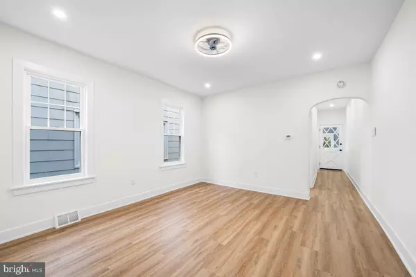 403 PRINTZ AVE, Essington, PA 19029