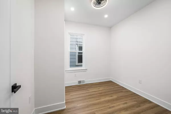 403 PRINTZ AVE, Essington, PA 19029