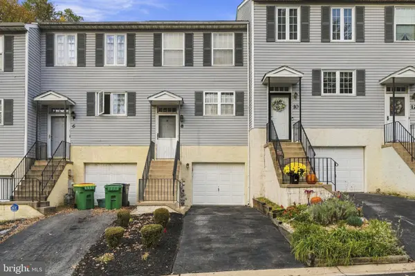 8 WOODFIELD DR, Claymont, DE 19703