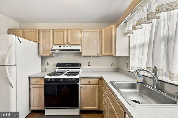8 WOODFIELD DR, Claymont, DE 19703