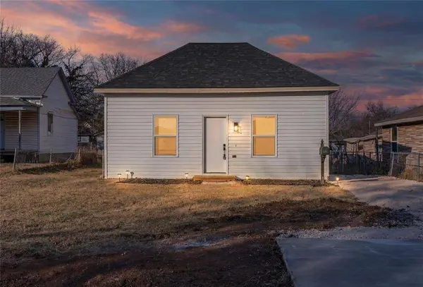1208 W Logan AVE, Guthrie, OK 73044