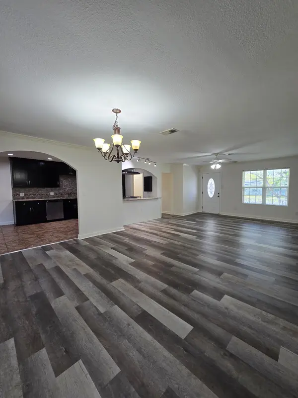1132 18th Ave N, Texas City, TX 77590-5657