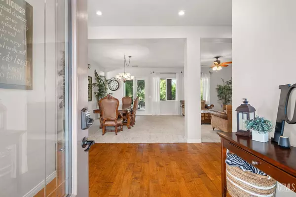 6914 Canaletto Avenue, Bakersfield, CA 93306