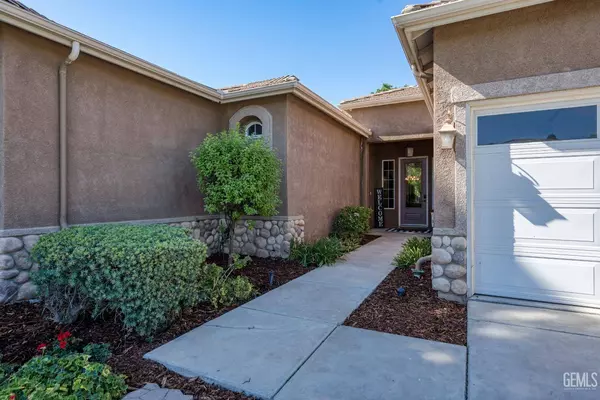 6914 Canaletto Avenue, Bakersfield, CA 93306