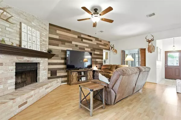 422 Elder Glen DR, Houston, TX 77598