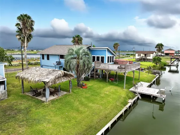 7215 Beau Rue ST, Hitchcock, TX 77563