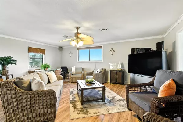 7215 Beau Rue ST, Hitchcock, TX 77563