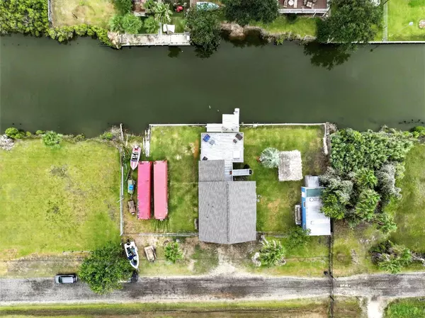 7215 Beau Rue ST, Hitchcock, TX 77563