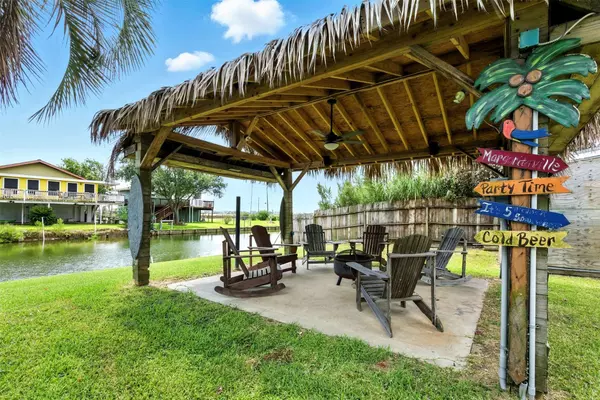 7215 Beau Rue ST, Hitchcock, TX 77563