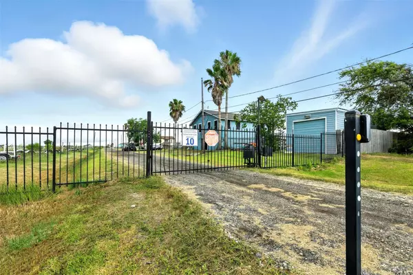 7215 Beau Rue ST, Hitchcock, TX 77563