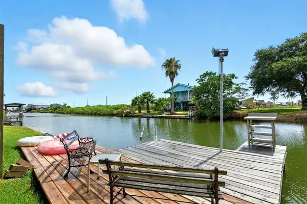 7215 Beau Rue ST, Hitchcock, TX 77563