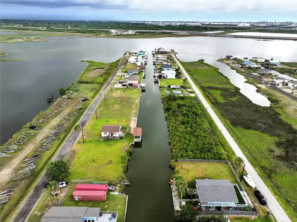 7215 Beau Rue ST, Hitchcock, TX 77563